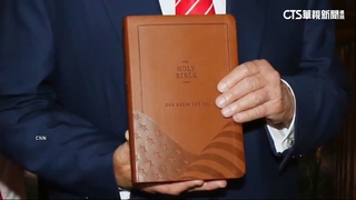 川普公布財產申報表　代言限量版聖經賺30萬美元