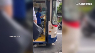 公車上快速道路「不能站立」　客被拒載怒罵駕駛