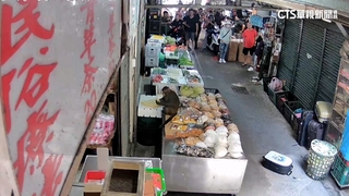 2獼猴大鬧湖光市場！　吃香蕉翻水果嚇壞民眾