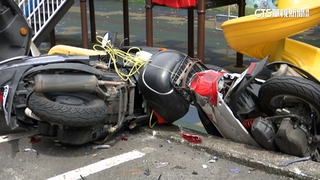 悚！　7旬婦人開百萬轎車暴衝　連撞1汽車.25機車