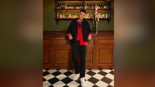 拒絕與粉絲比愛心 稱「不比娘砲動作」遭炎上　王陽明回嗆：不比是我的自由