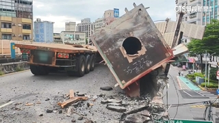 拖板車鋼梁掉落砸毀忠孝橋護欄   肇事駕駛依公共危險罪送辦