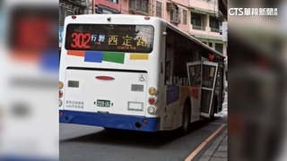 基隆公車又出包！　行駛中「車門脫落」懸空吊掛