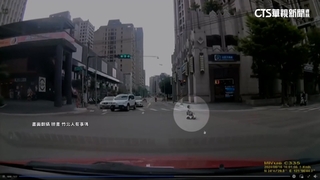 竹科要道驚見童騎滑步車衝路中　駕駛嚇到全讓道