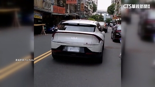 汽車停路中央「駕駛去購物」　騎士檢舉失敗引議論