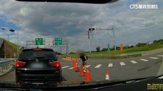 國5塞車！駕駛偷吃步移三角錐插隊　遭檢舉開罰