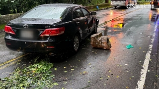 谷關落石砸轎車！　車上公嬤輕傷2孫受驚