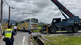導航走錯路害遊覽車卡田間　車上42人心驚驚