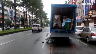 大貨車併排卸貨釀擦撞　「升降板」悚削後車車門