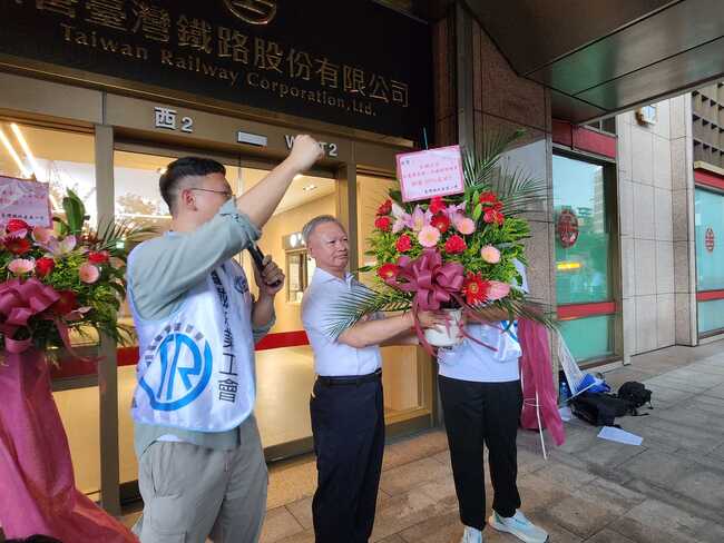 台鐵產工不滿基層仍低薪  贈花籃諷高層加薪成功 怒提2訴求 | 華視新聞