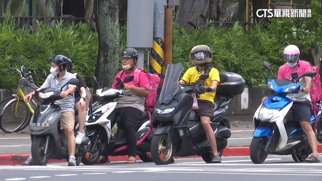 機車族快看！台南10區36條路明開放騎內側車道、不強制待轉 | 華視新聞