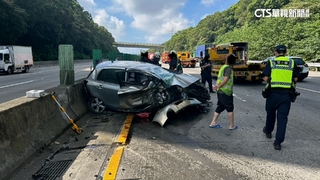 撿東西釀禍！　國3小客車自撞護欄車頭全毀