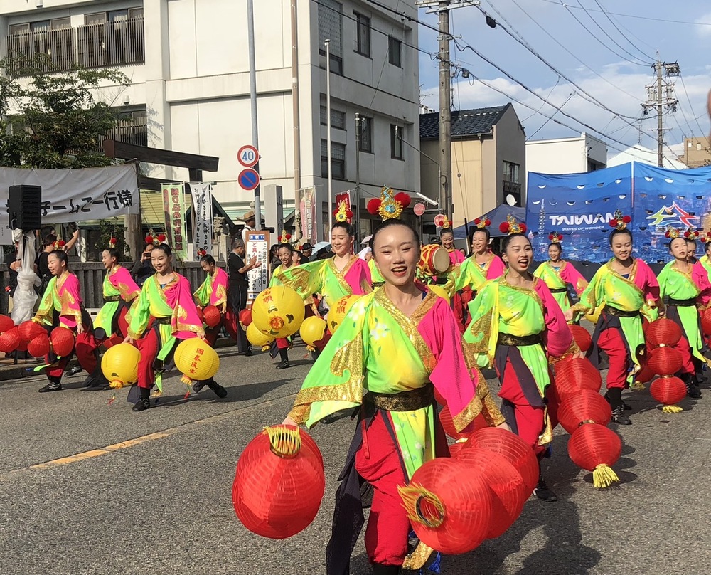 台中文華高中代表團的移動式舞蹈踩街演出，吸引日本民眾熱情圍觀 圖 台中觀旅局