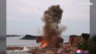 北韓升級240mm火箭砲　金正恩親自視察驗收