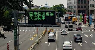 高公局超速警示牌「也用諧音梗」 網笑：現在放棄Taiwan了