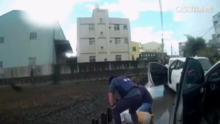 險駁火！持槍通緝男遭圍捕　欲拔槍及時被警拉下車