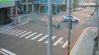 情侶車禍路邊大吵！　男疑情緒失控　再撞斷路燈肇逃