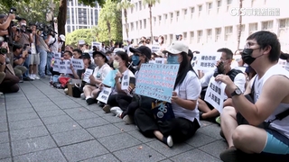 京華城案柯文哲列被告　小草聚集北檢舉牌聲援