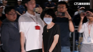 陳佩琪現身北檢外！　泛淚力挺「相信柯文哲清白」