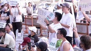 小草集結北檢挺柯P　警舉牌警告要求立即解散