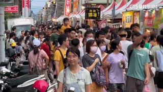 一年一度鬼門關夜市登場！　遊客湧苑裡排特色小吃