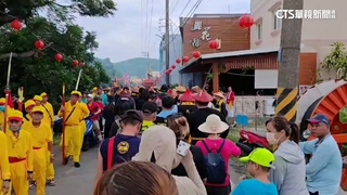 小琉球迎王祭典熱鬧登場！　信眾搶鑽轎求平安