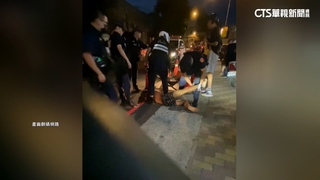 疑不滿買臭豆腐等太久　醉男鬧區咆哮揮刀傷警