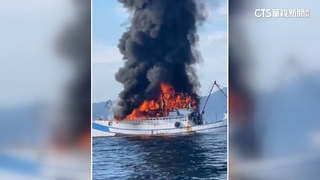 濃煙猛竄！　貢寮海面火燒船　海巡救出船上13人