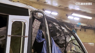 台北基隆路巴士自撞地下道！　車頂毀玻璃碎3人傷