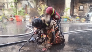 嘉義朴子火警燒毀榮昌戲院　打火英雄「跪地沖水降溫照」感動3.6萬人