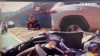 駕駛突倒退嚕輾壓機車又肇逃　騎士倒地慘叫