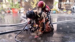 榮昌戲院打火英雄跪地灌水降溫　照片感動民眾