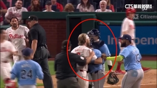 Castellanos遭觸身球招呼　光芒.費城人爆火藥味