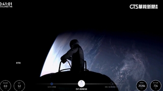 SpaceX太空船繞行地球　首次民間人士太空漫步