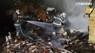 煙霧瀰漫呼吸困難！　揪出廢棄物廠違法堆積悶燒