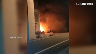 垃圾子母車起火燒毀84機車　5民眾一度受困頂樓