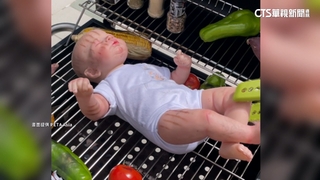 北市街頭驚見「烤嬰兒」？　動保團倡素食行動劇惹議