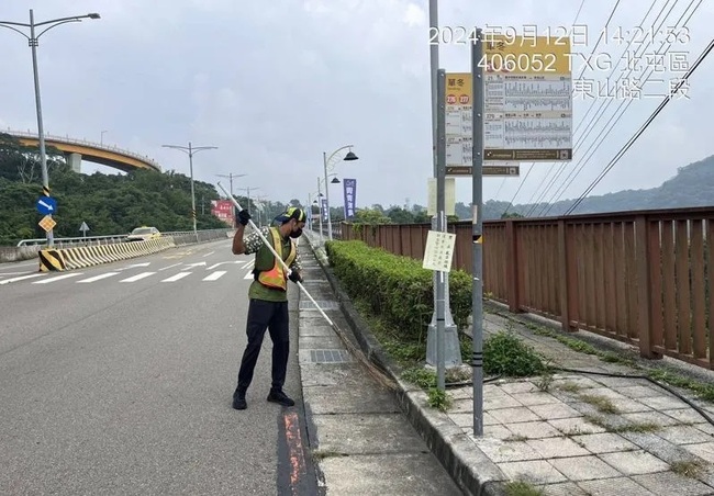 日作家發現台中公車站「堆滿垃圾」　台中環保局：已清除、架設監視器取締 | 華視新聞