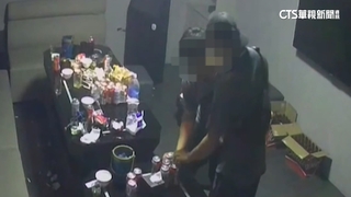 暢飲酒水沒喝完想打包遭拒　客竟灑地板.洗腳惡搞