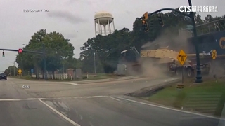 驚險瞬間！美國拖車載運坦克迎面撞火車　幸無傷亡