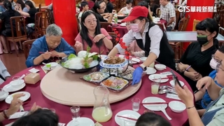 中秋新選擇！辦桌結合應景菜色　民眾吃得津津有味