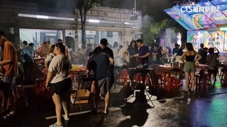 不畏雨勢！　鳳山千人封街烤肉場面熱鬧滾滾