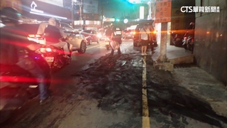 驚見大馬路上滿地油漬　女騎士閃避不及慘摔