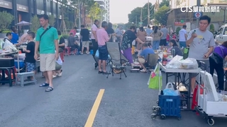 「不畏高溫」戶外封街烤肉！香港民眾直呼：好特別