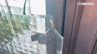 民宅窗遭鞭炮擊破碎裂　屋主po網盼出面處理