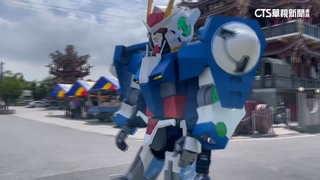 「鋼彈哥」人氣夯！　遭陌生男尾隨喊「合照要收費」