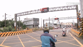 敵不動我不動？　兩火車平交道「車頭對車頭」引議論