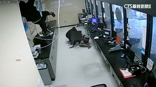 如好萊塢電影！　搶匪破天花板而降　劫15萬美元