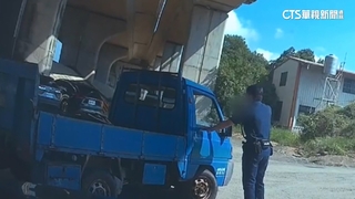 通緝犯偷車狂逃15km「爆胎還硬開」　警包夾舉槍壓制