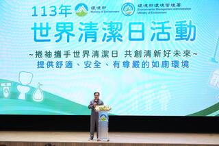 環境部將投入55億改善公共廁所　彭啓明掃廁所照首曝光